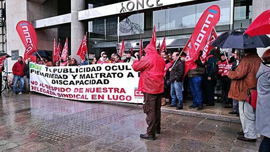 Protesta, ayer en A Coruña, ante la sede de la ONCE.
