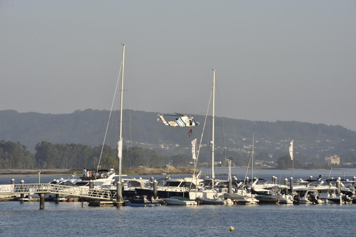 El ejercicio de rescate realizado por el Pesca 1 en el puerto deportivo de A Toxa.