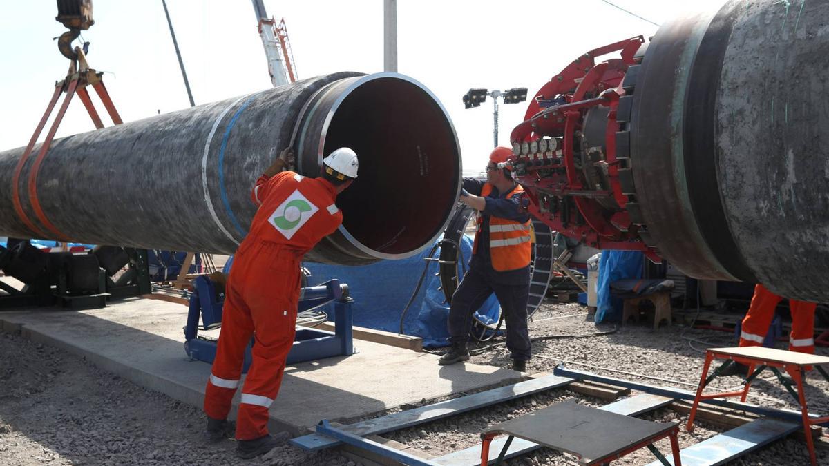 Varios operarios trabajan en un gasoducto.