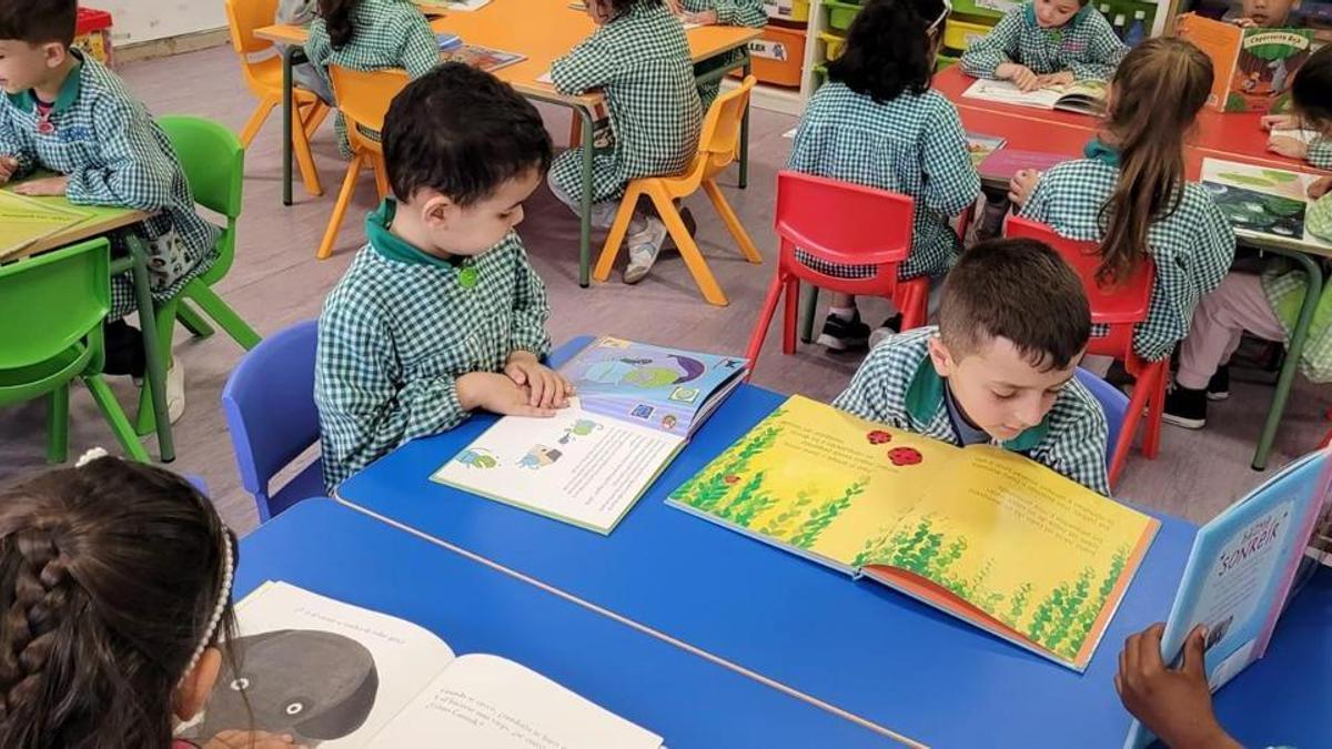 Los centros educativos de El Llano celebran el Día del Libro (en imágenes)
