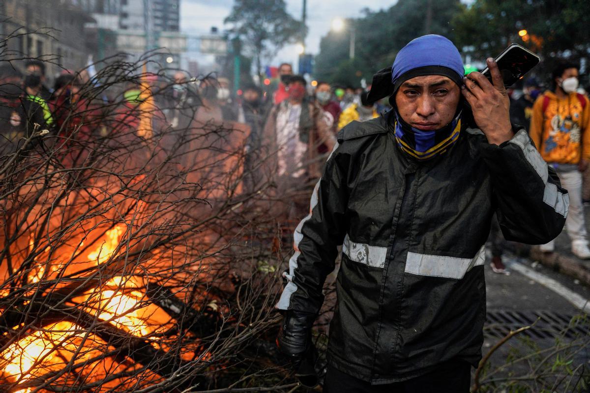 Manifestantes indígenas marchan por Quito exigiendo concesiones al presidente Lasso