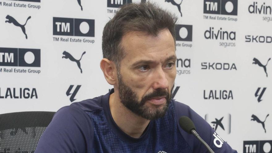 El entrenador del Valencia CF, Carlos Corberán, ayer, en la rueda de prensa previa al partido ante el Sevilla. | F. BUSTAMANTE
