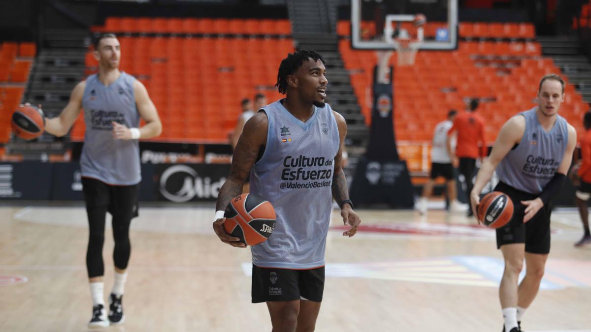 Jones, en los inicios del entrenamiento del jueves en La Fonteta