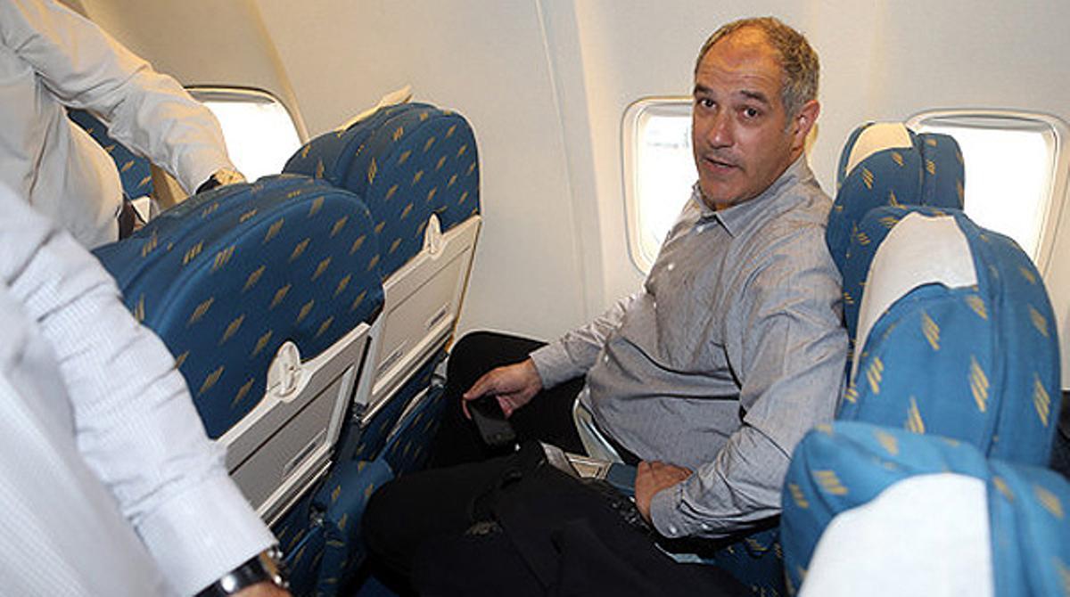 El director esportiu del Barça diu que el tècnic blaugrana està bé i per això ha viatjat a París.