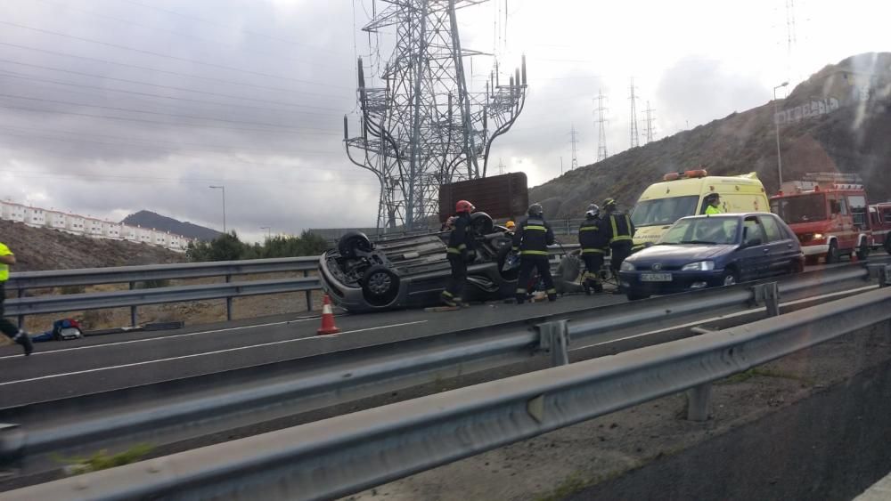 Accidente con vuelco en la GC-3