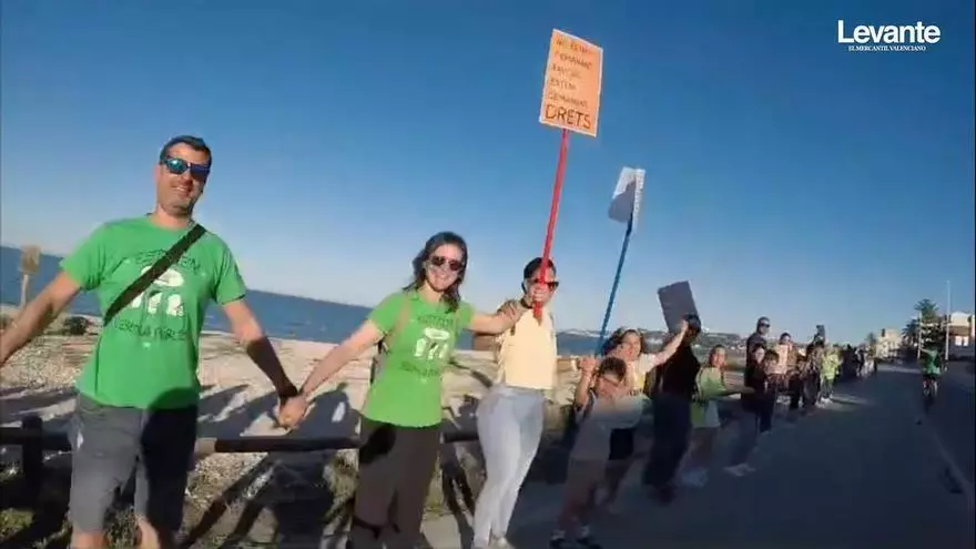 Así fue la espectacular cadena humana por la educación pública en Xàbia
