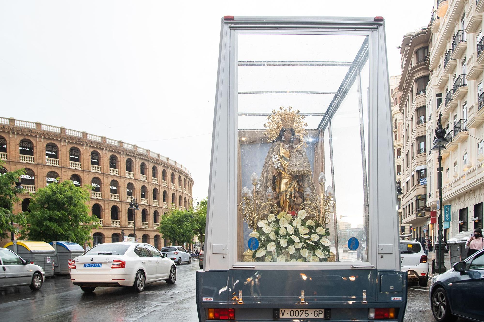 Así fue el pase de la Virgen de los Desamparados por València con el Maremóvil