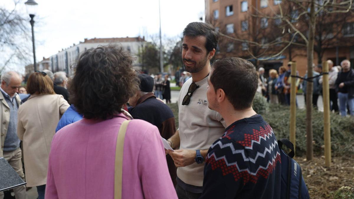 ZONA AJARDINADA ENTRE LAS CALLES JOSÉ MANUEL PALACIO Y CORTES DE CÁDIZ. Placa conmemorativa por Carmen Álvarez. (acto del 8M y de recuerdo a una gran líder vecinal y exconcejala)