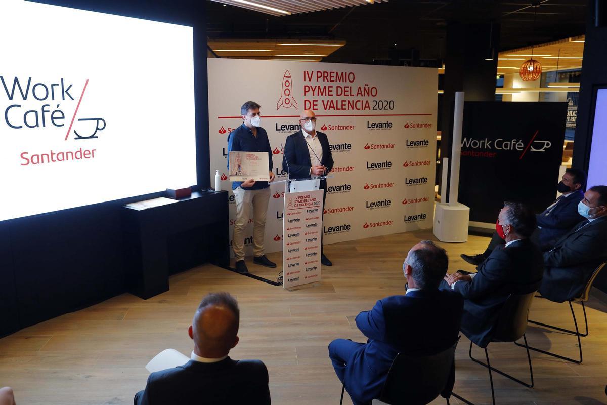 Dos representantes de Bioinicia SL agradecen su premio.