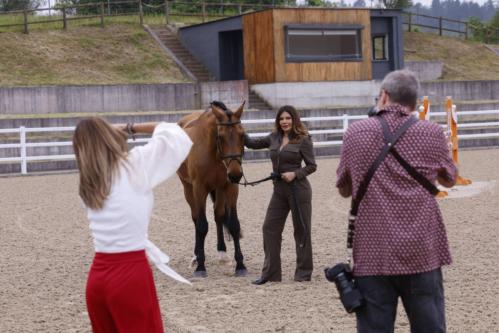 Ivonne Reyes, una amazona de lujo entre caballos en Sariego.