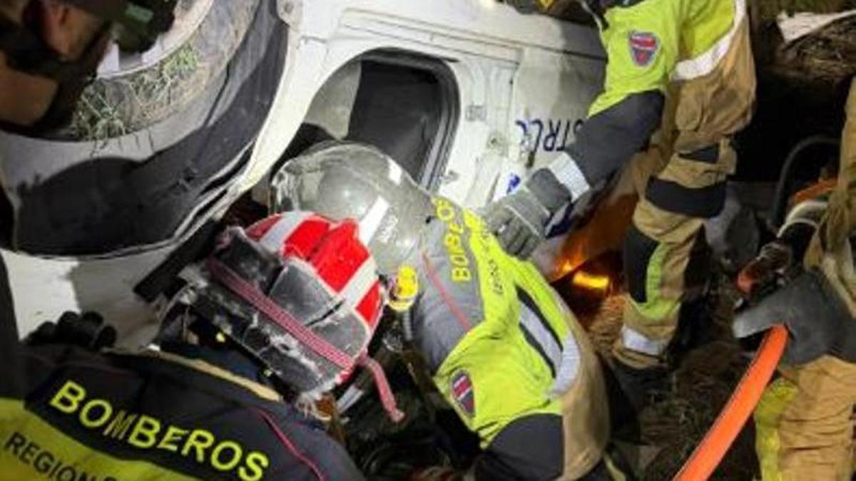 Bomberos durante las labores de rescate