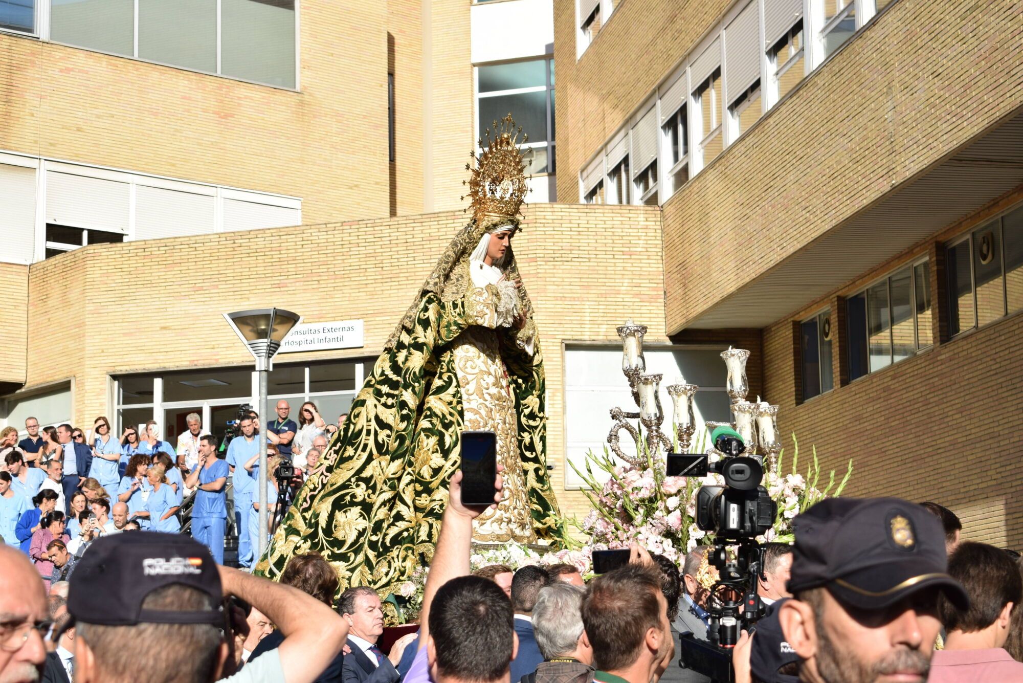 Traslado de la Esperanza de Triana desde el Polígono Sur a Triana