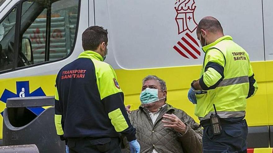 Un hombre es atendido por policía y sanitarios.