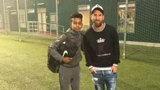 La imagen de Messi 'bendiciendo' a Lamine que da la vuelta al mundo