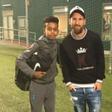 Lamine Yamal, con 12 años, fotografiándose junto a su ídolo, Leo Messi