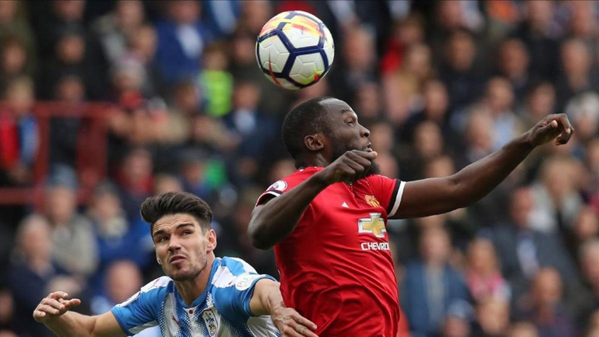 Lukaku y Schindler pelean por un balón en Huddersfield