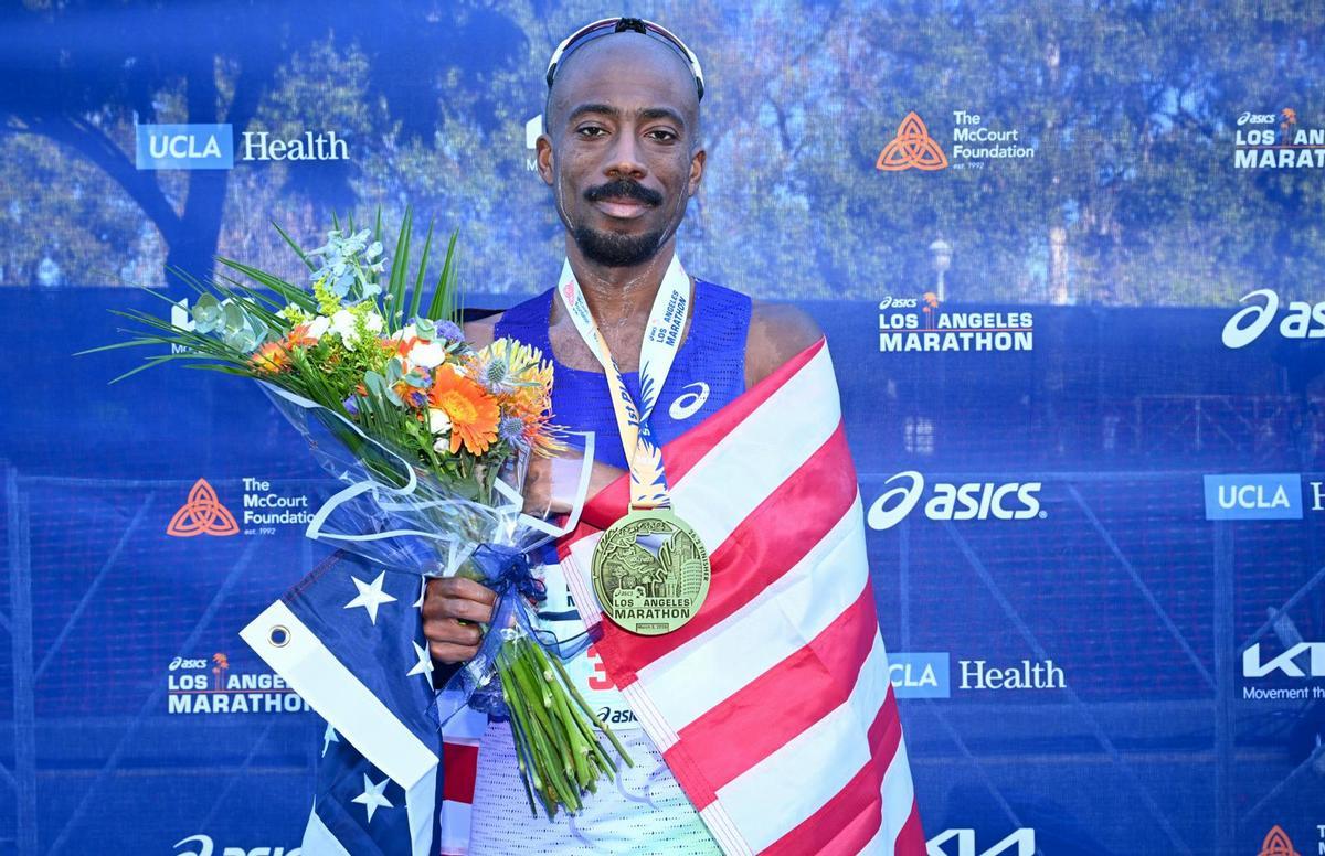 Nathan Martin después de ganar la maratón de Los Ángeles.