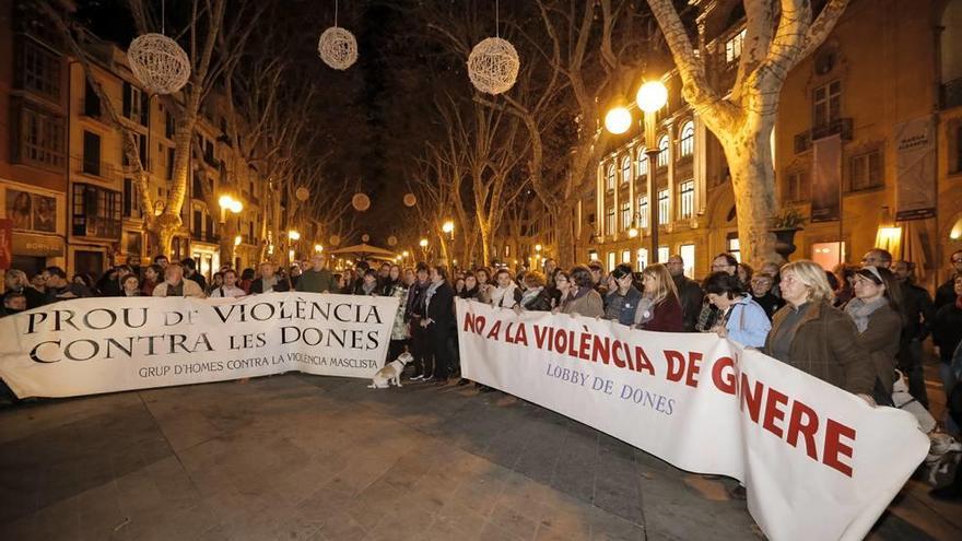 Imagen de la concentración celebrada el lunes en es Born por el crimen machista en Calvià.