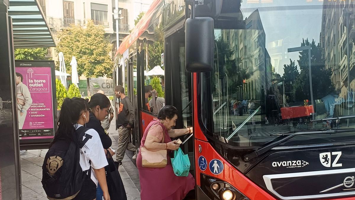 Más de 80.000 personas viajan gratis en el bus y el tranvía de Zaragoza.