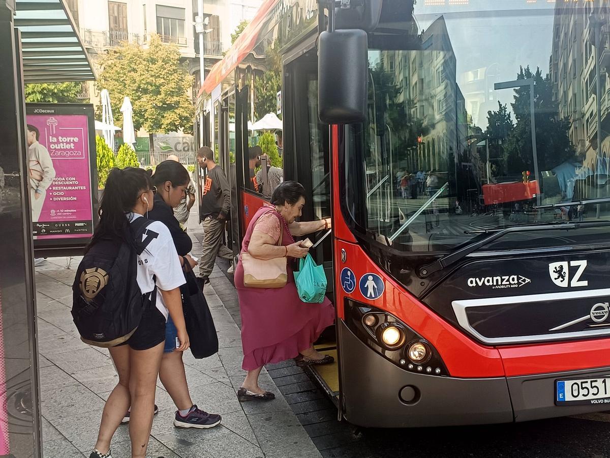 USUARIOS DEL BUS URBANO AUTOBUS AVANZA, PLAZA DE ESPAÑA