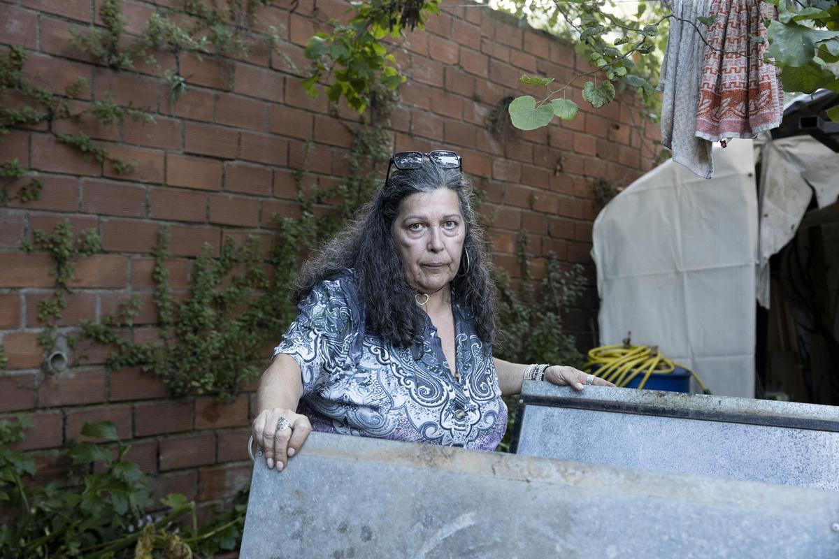 Àngela Balcells con su depóstio de agua en casa