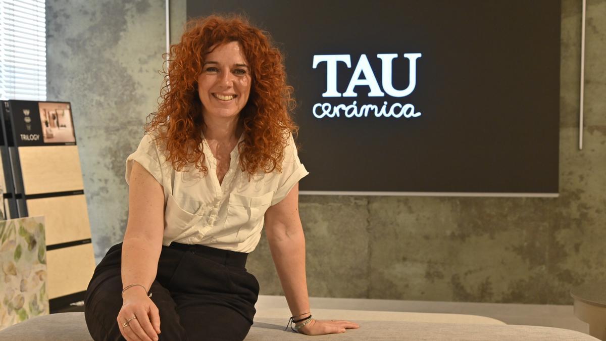 María Izquierdo, en el ‘showroom’ de TAU Cerámica en la localidad de Onda.