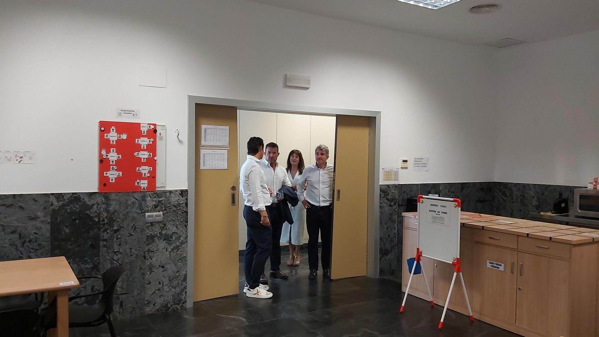 Visita de los alcaldes de Orihuela y de Torrevieja, el pasado verano, a la residencia de Torrevieja donde se encuentran los usuarios del centro Oriol.