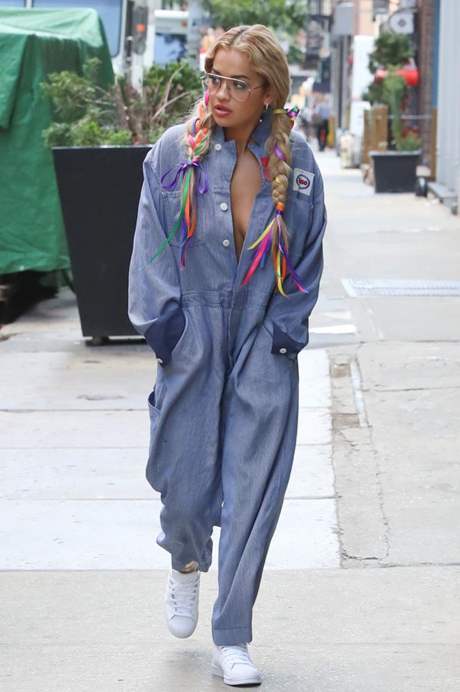 El verano de Rita Ora: mono denim y trenzas de colores