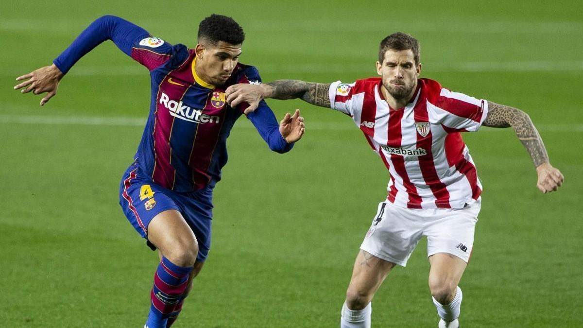 Íñigo Martínez disputando un balón con Ronald Araújo.