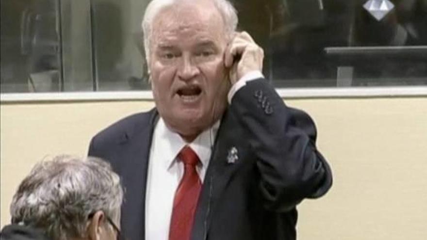 L&#039;exmilitar serbobosnià Ratko Mladic, dirigint-se als jutges a crits.