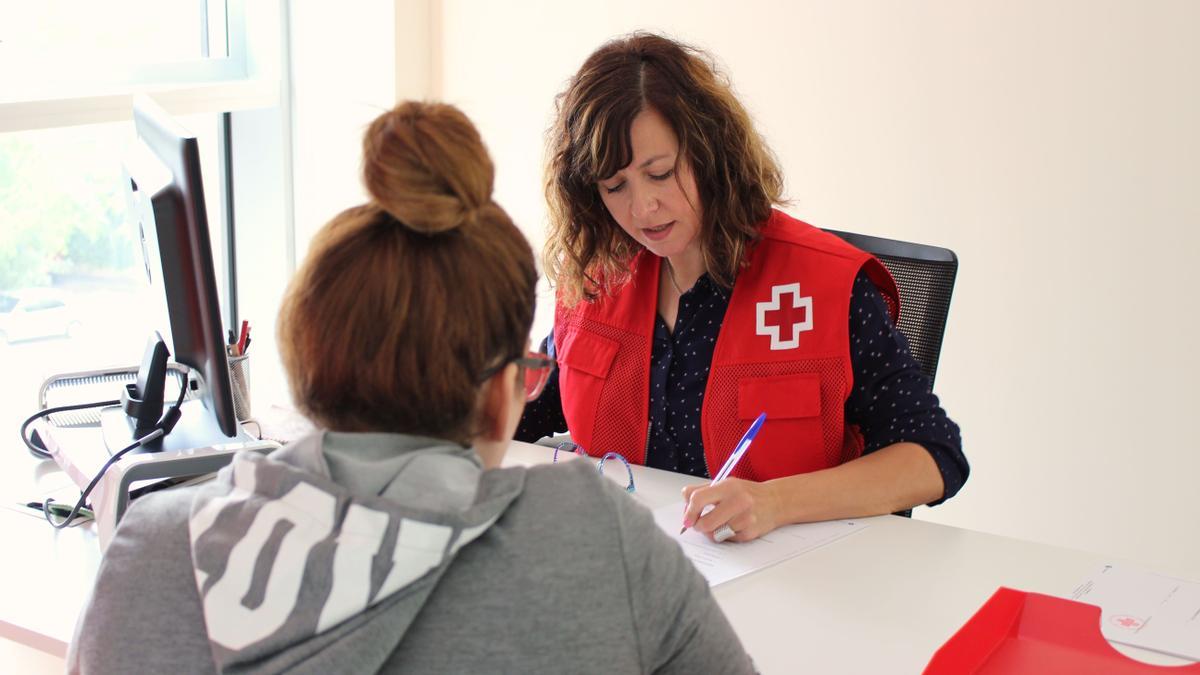 Atención en Cruz Roja por parte de una voluntaria.