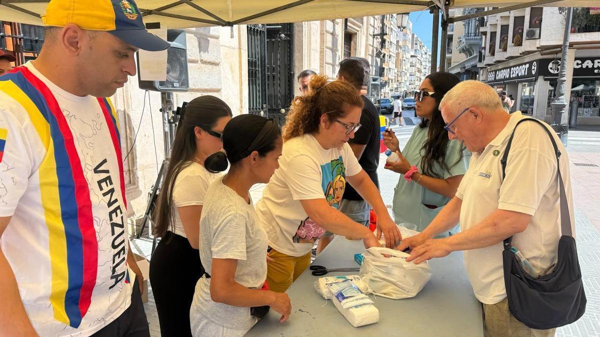 Recogida de donaciones, este lunes, en la plaza del Ayuntamiento.