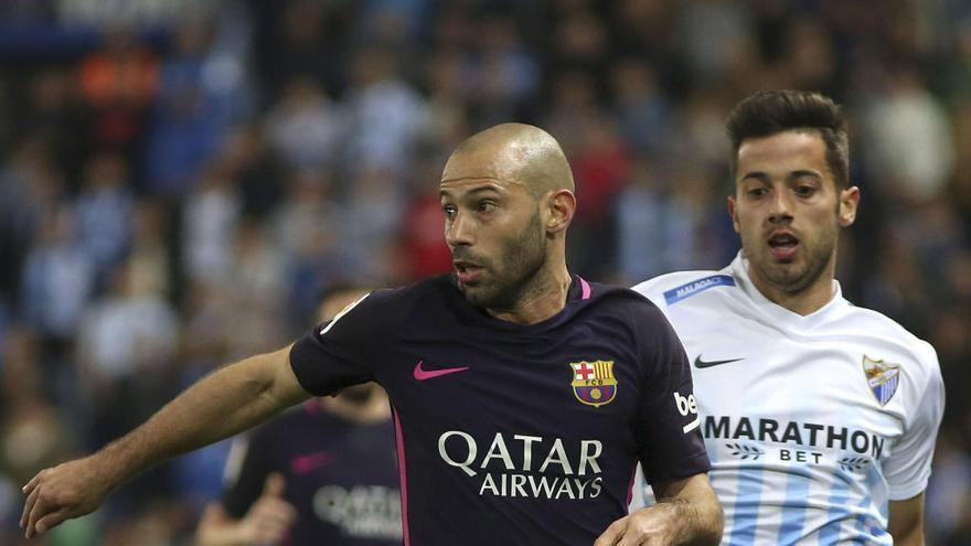 Jony Rodríguez, autor del segundo gol del Málaga ante el Barça, junto a Mascherano.