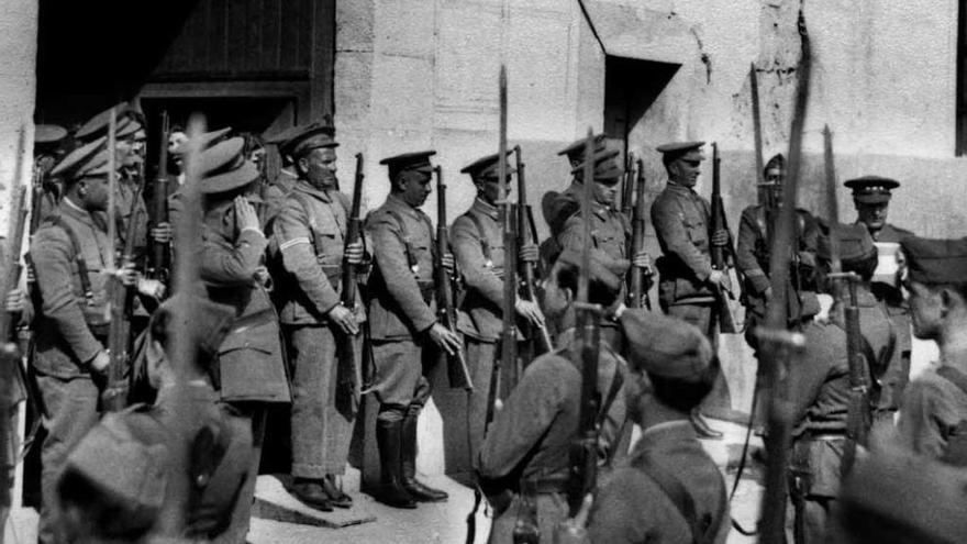 Toma del cuartel de carabineros por las tropas del Regimiento de Toledo el 19 de julio de 1936.