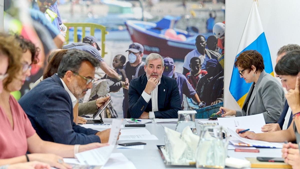 Clavijo preside una reunión sobre emergencia migratoria en Canarias