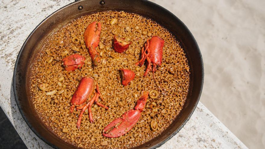 Arroz tradicional bañado por la luz del Mediterráneo