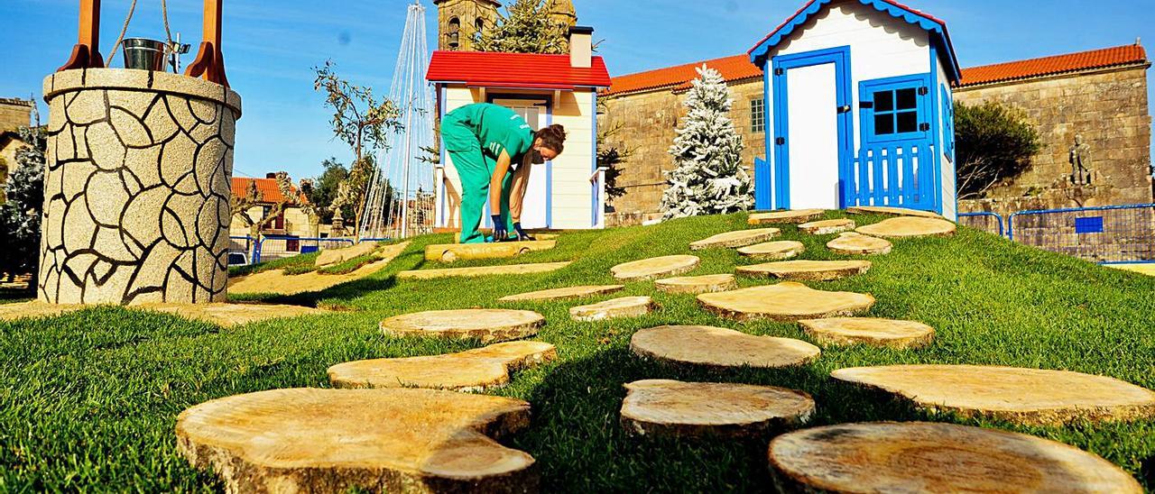 Un camino con secciones de madera natural en la Aldea dos Nenos de Cambados.   | // IÑAKI ABELLA