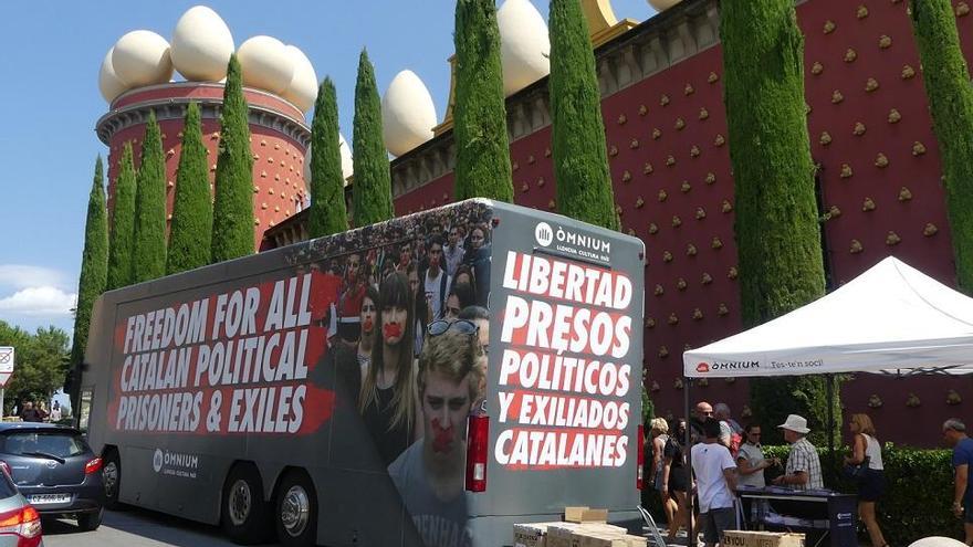 L&#039;autobús aparcat davant del Museu Dalí