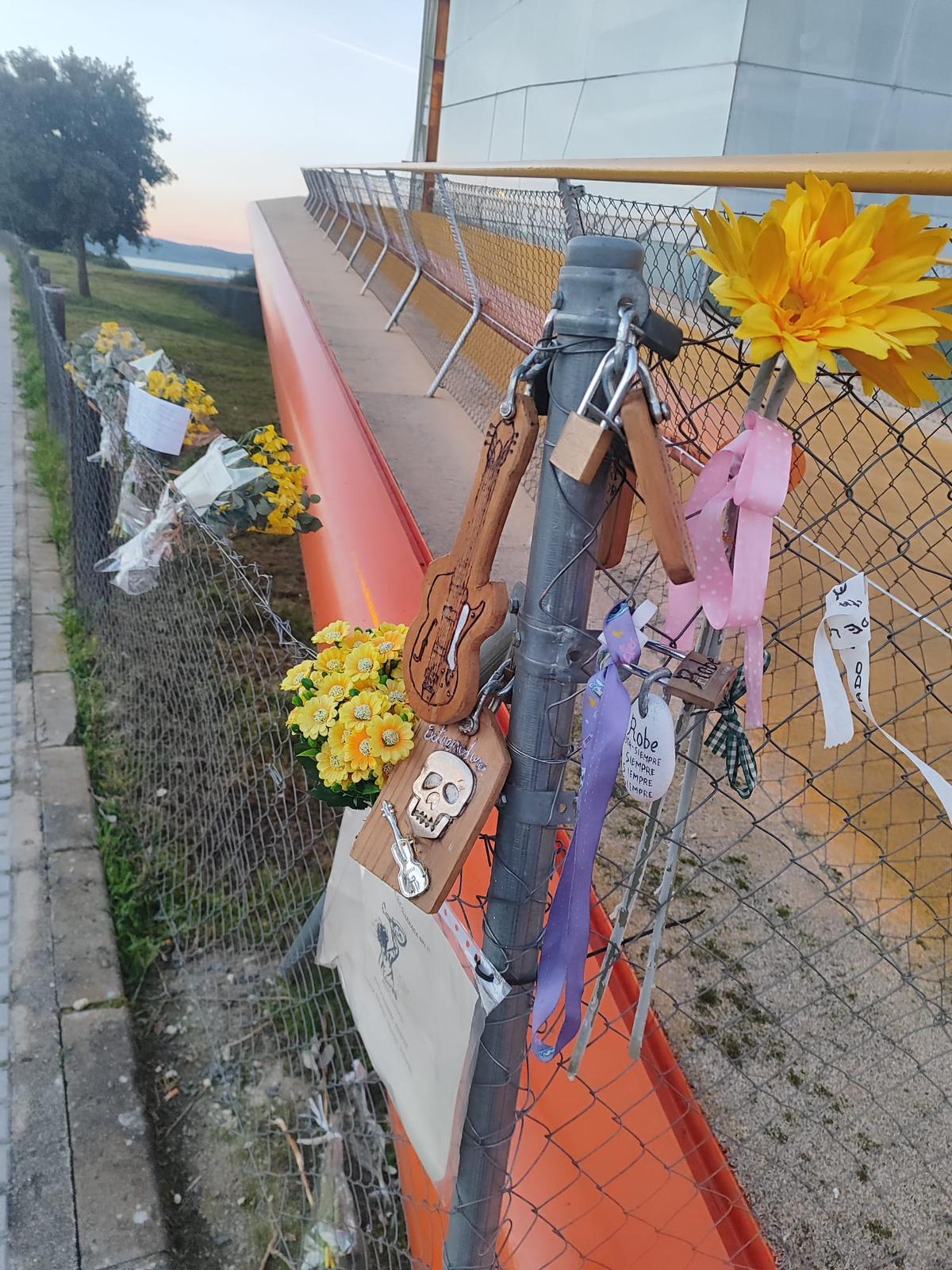 Homenajes a Robe: flores, candados y mensajes en su palacio de congresos de Plasencia.