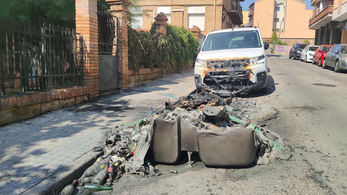 Al carrer Sarret i Arbós, les flames han afectat també un cotxe i estaven començant a agafar a la vegetació de la casa del davant