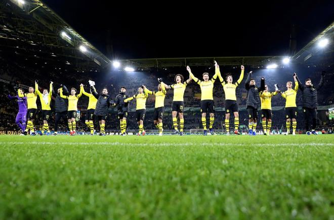 Los jugadores del Borussia Dortmund celebran con los aficionados después de ganar el partido de la Bundesliga entre el Borussia Dortmund y el Werder Bremen en Dortmund, Alemania.