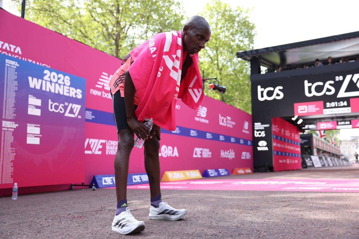 LONDON (United Kingdom), 26/04/2026.- Sabastian Sawe of Kenya poses after winning the London Marathon with a World Record and the first sub two-hour marathon time of 1:59:30 h during the London Marathon in London, Britain, 26 April 2026. Taking place since 1981, the London Marathon is one of the most popular marathons in the world, with a record-breaking total of more than 59,000 people are expected to take part in the 2026 race. (Maratón, Kenia, Reino Unido, Londres) EFE/EPA/NEIL HALL