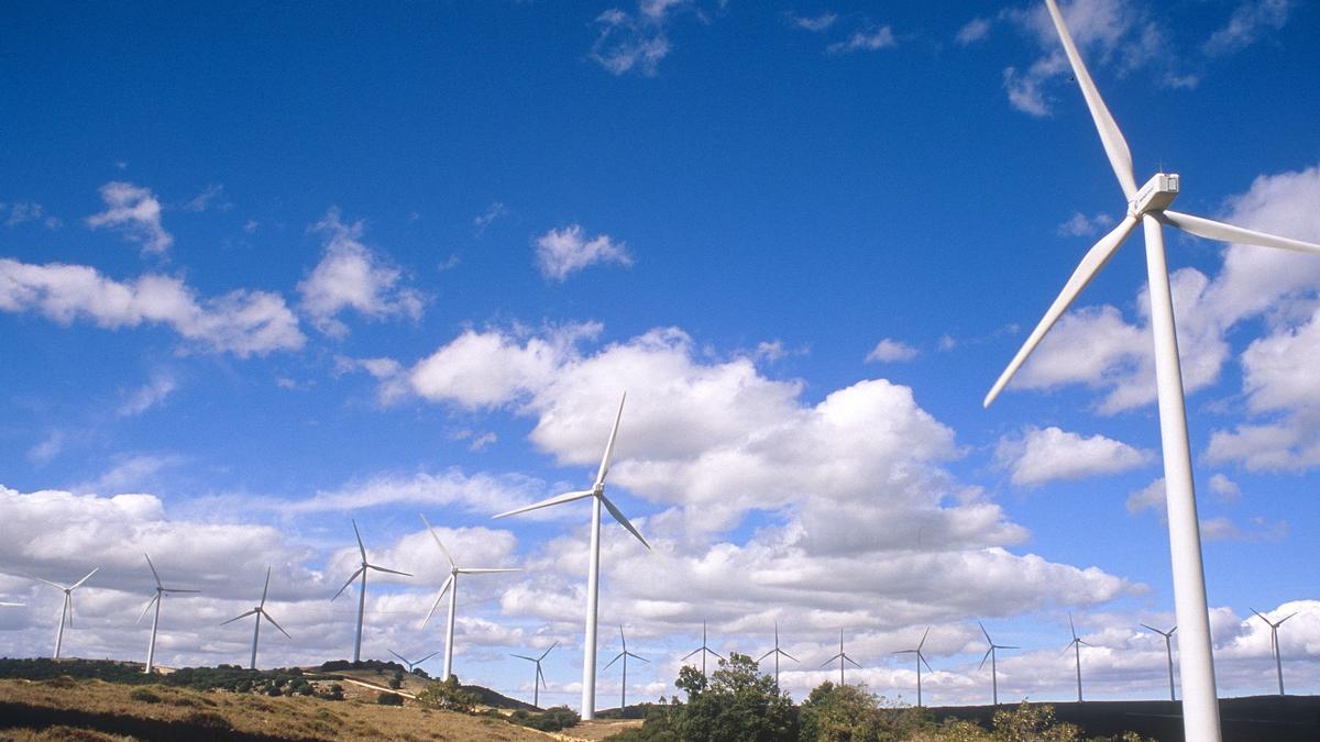 Foto de archivo de aerogeneradores en la comarca de Els Ports.