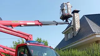 Bomberos de Rionegro del Puente retiran un nido de avispas en la chimenea de una vivienda
