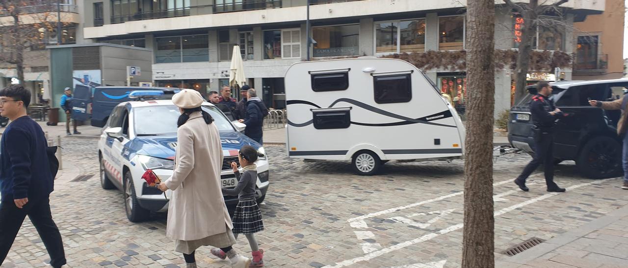 V deo Sorprenen un lladre a l AP 7 el tanquen a la caravana i el detenen a Girona