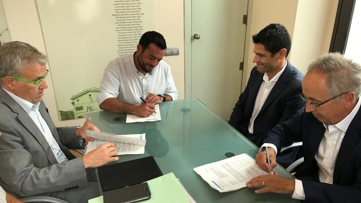 Firma del convenio entre el Ayuntamiento de Badalona y la empresa ACSA.