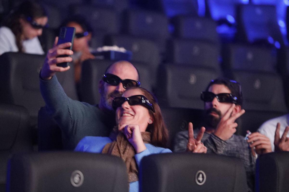 Girona. Cinemes Ocine. Espectadors veient Avatar 3 amb les ulleres de 3D posades.