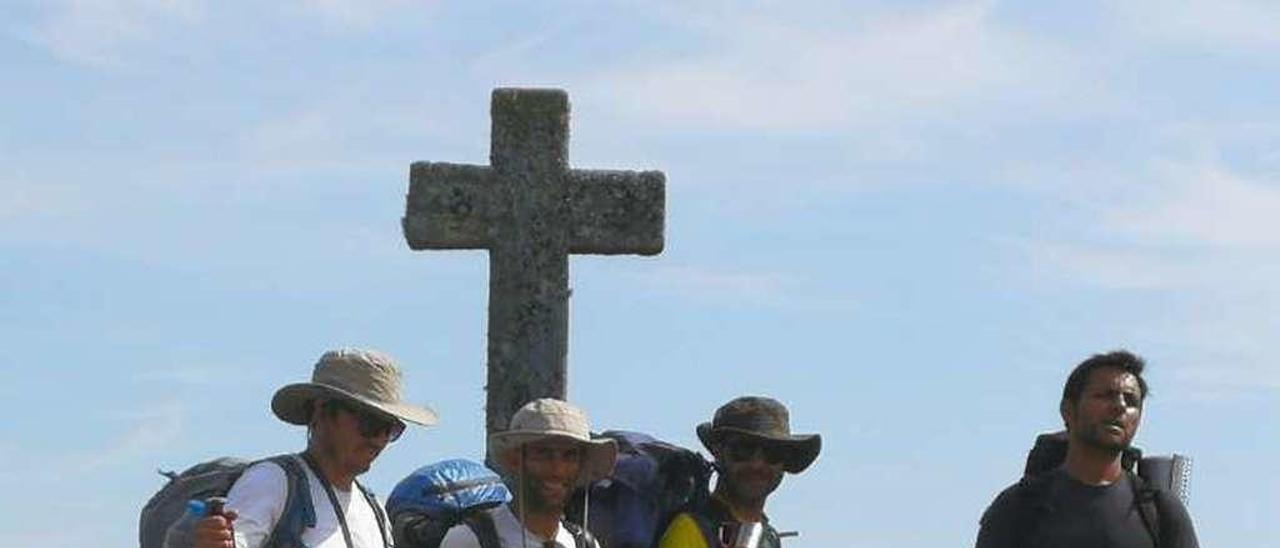 Los peregrinos que recalaron el domingo en Codeseda y el lunes en Pontevea, en A Cruz da Grela.