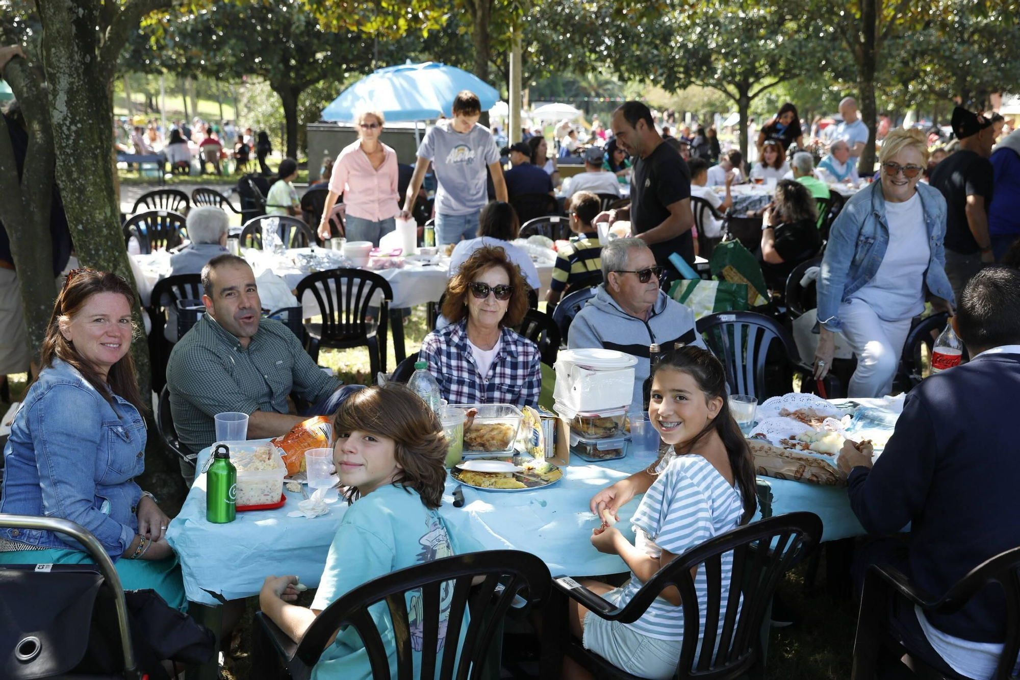 Moreda se zampa sus fiestas con una multitudinaria comida en el parque (en imágenes)