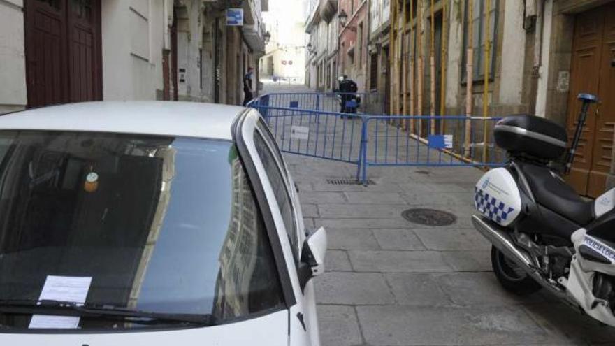 El 092 multa a catorce coches cada día por aparcar en doble fila o en paradas de bus